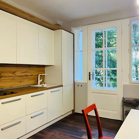 Timeless Old Centre Apartment With 2 Bathrooms And Balcony Bratislava Exterior photo