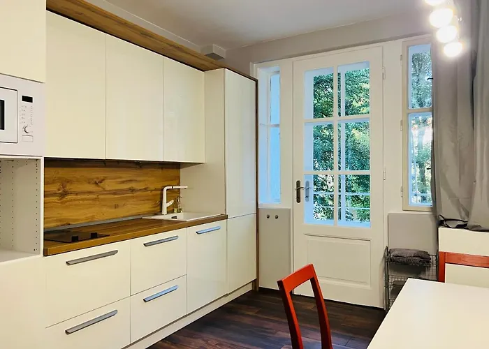 Timeless Old Centre Apartment With 2 Bathrooms And Balcony
