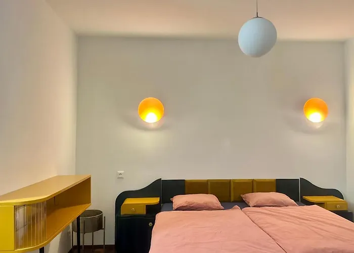 Timeless Old Centre Apartment With 2 Bathrooms And Balcony